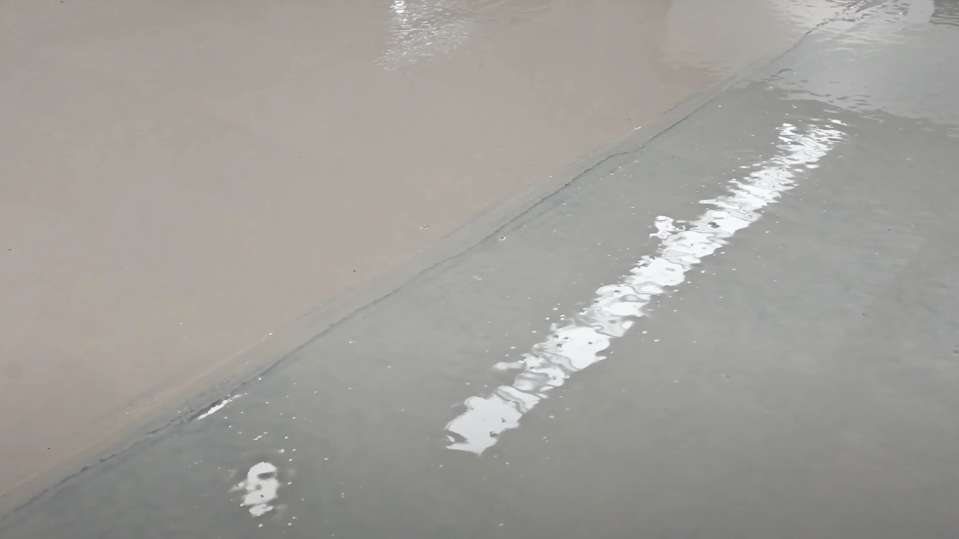 Light epoxy on a dark surface