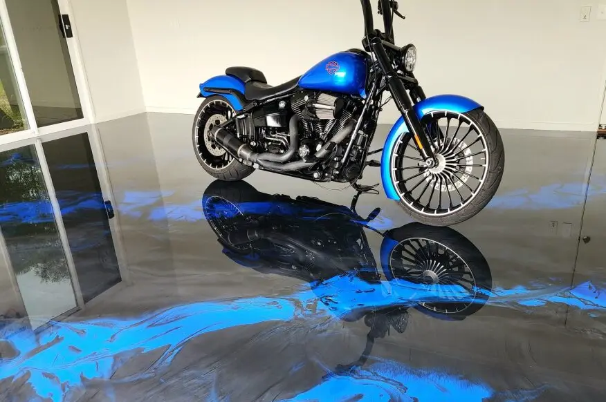 Garage with Metallic Marble Silver Black, Magic Blue, Deep Purple